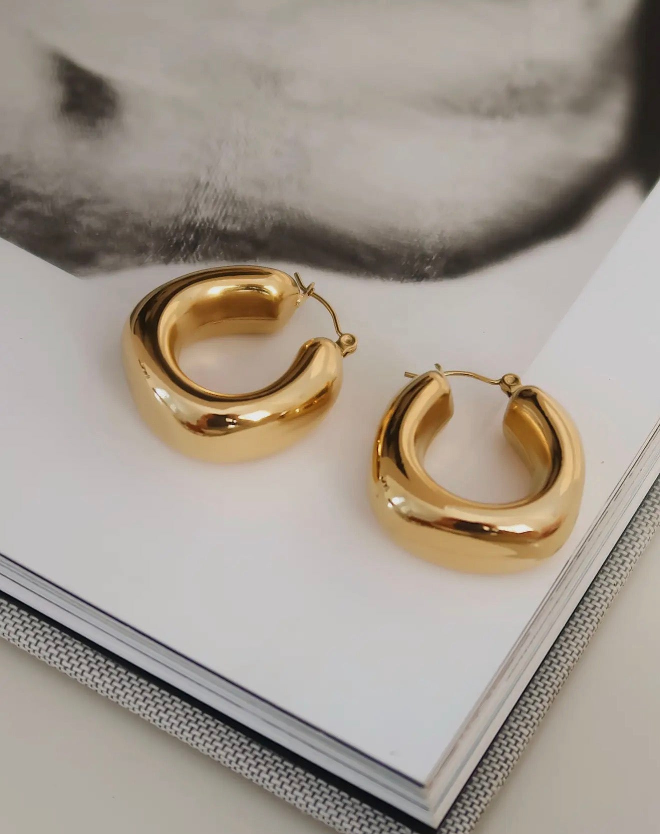 thick hoop earrings - gold